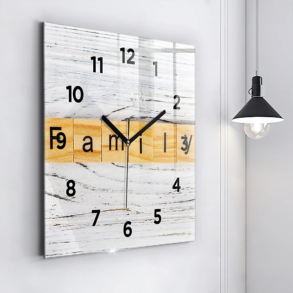 Wanduhr modern quadratisch Familie