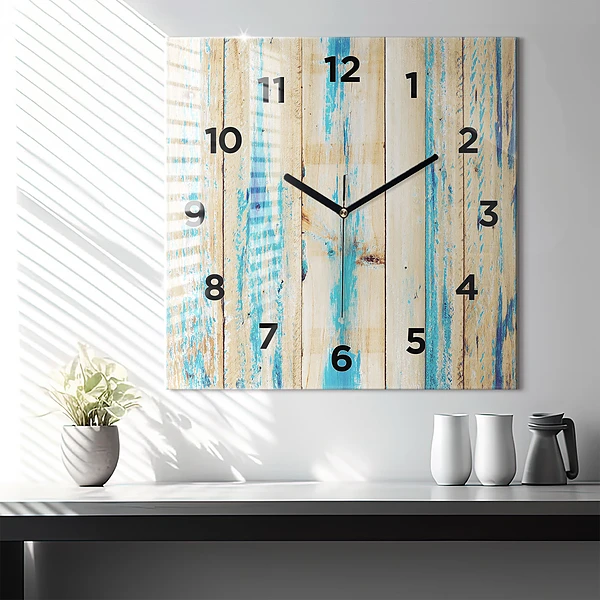 Wanduhr modern quadratisch Zerkratztes Holz