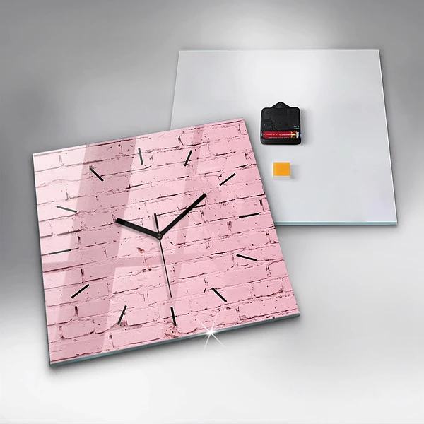 Wanduhr quadratisch Backsteinmauer