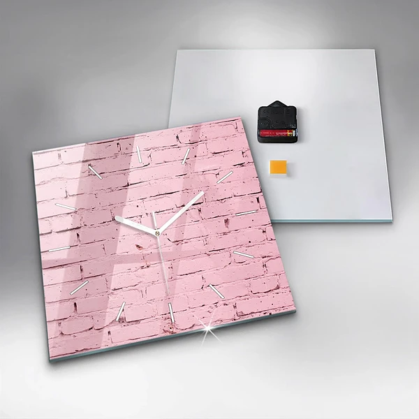 Wanduhr quadratisch Backsteinmauer
