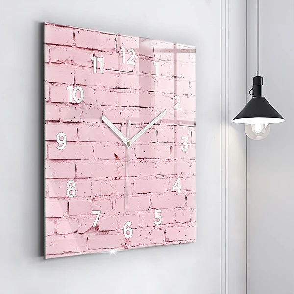 Wanduhr quadratisch Backsteinmauer