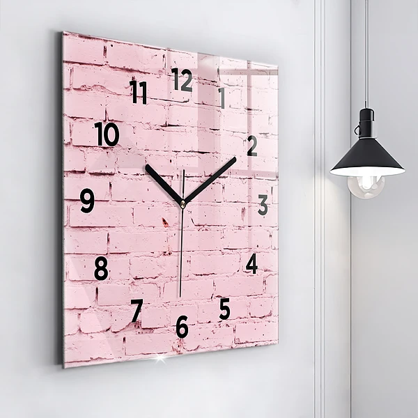 Wanduhr quadratisch Backsteinmauer