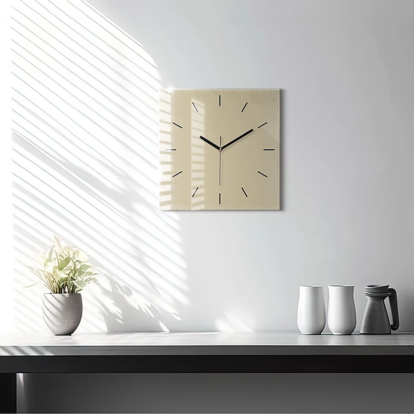 Wanduhr modern quadratisch Farbe beige
