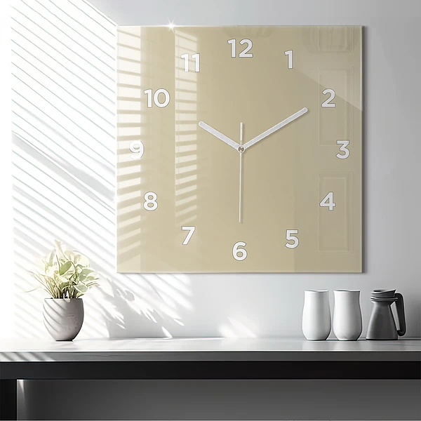 Wanduhr modern quadratisch Farbe beige