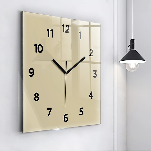 Wanduhr modern quadratisch Farbe beige