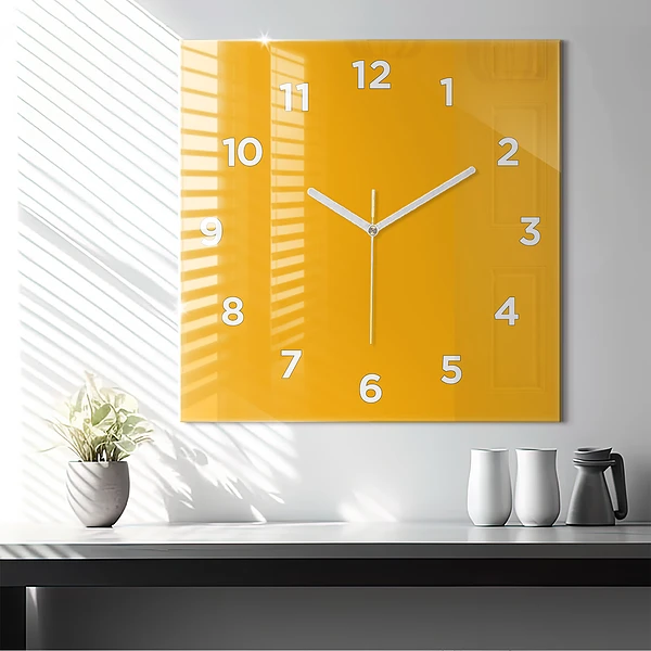 Wanduhr modern quadratisch Farbe goldgelb