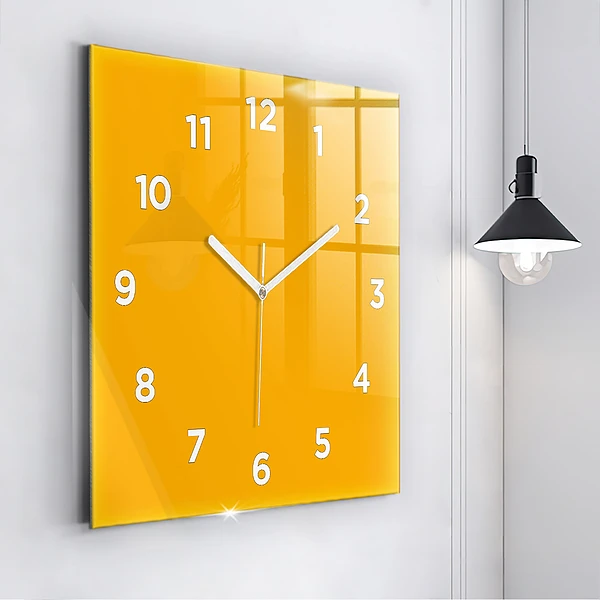 Wanduhr modern quadratisch Farbe goldgelb
