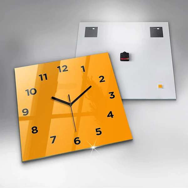 Wanduhr modern quadratisch Farbe goldgelb