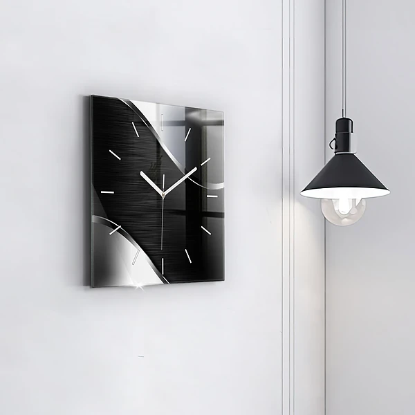 Wanduhr modern quadratisch Schwarze und silberne Linien