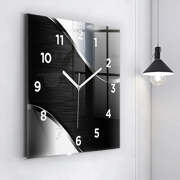 Wanduhr modern quadratisch Schwarze und silberne Linien