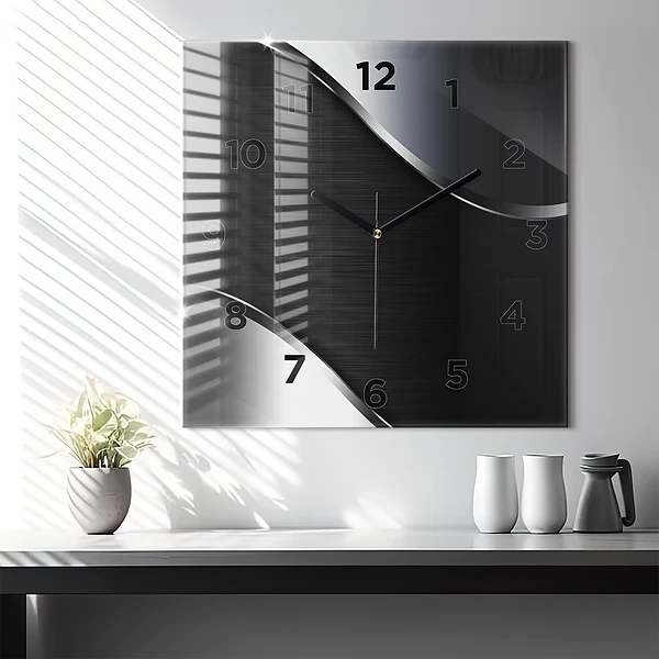 Wanduhr modern quadratisch Schwarze und silberne Linien