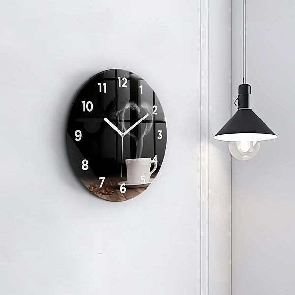 Wanduhr rund Tasse heißer Kaffee