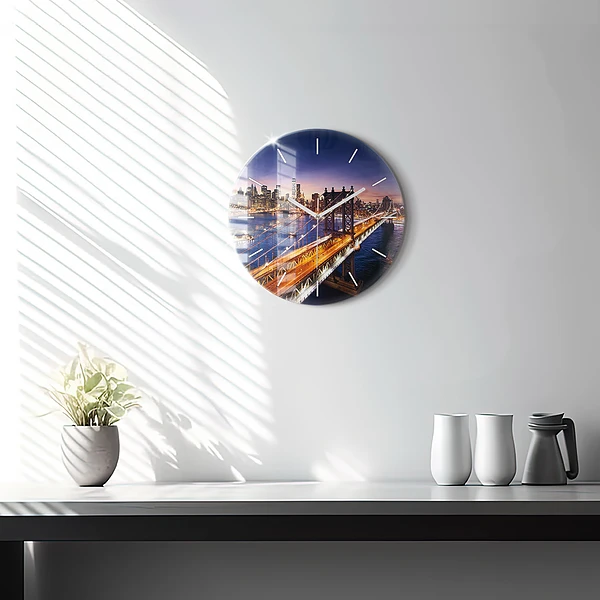 Wanduhr rund New York und der Sonnenuntergang