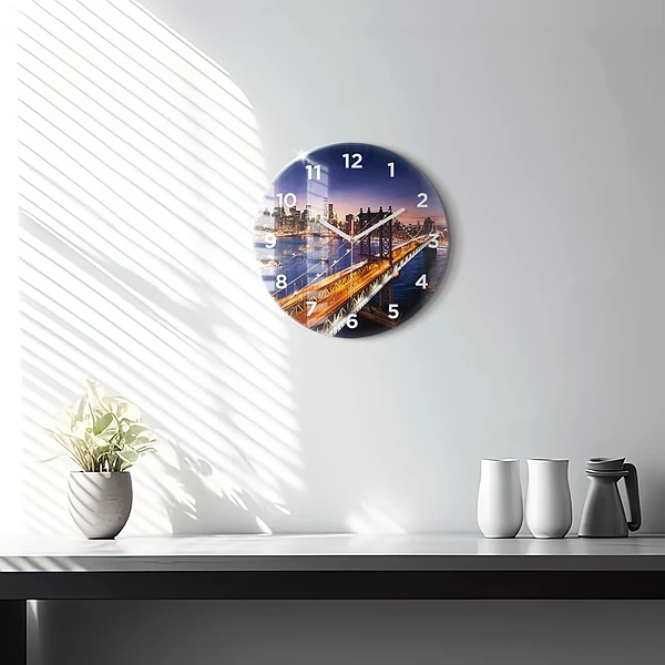 Wanduhr rund New York und der Sonnenuntergang