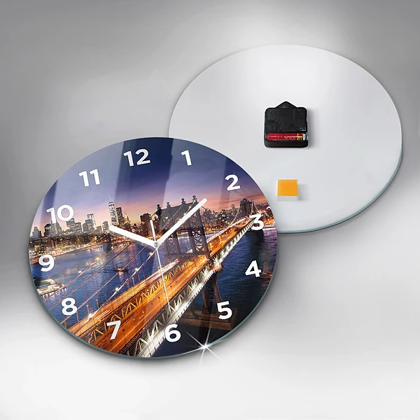 Wanduhr rund New York und der Sonnenuntergang