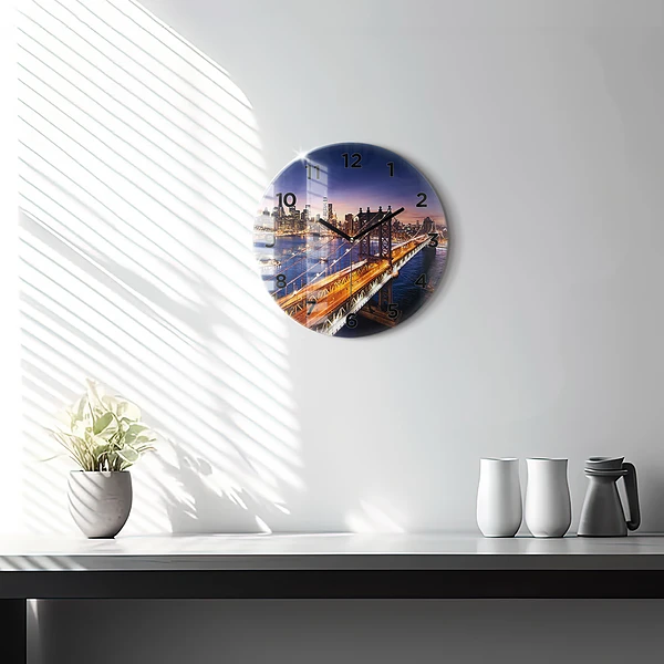 Wanduhr rund New York und der Sonnenuntergang
