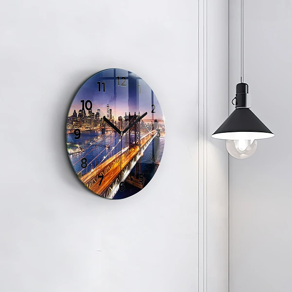 Wanduhr rund New York und der Sonnenuntergang