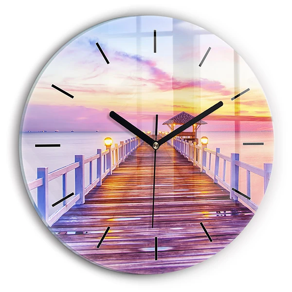 Wanduhr glas rund Brücke im Hafen am Abend