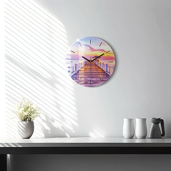 Wanduhr glas rund Brücke im Hafen am Abend