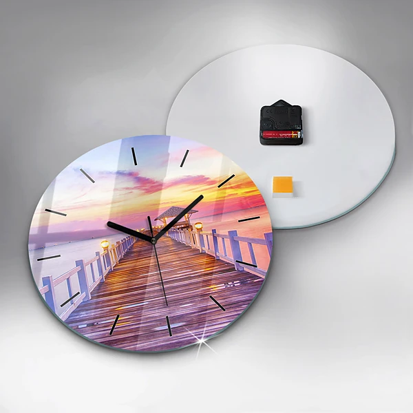Wanduhr glas rund Brücke im Hafen am Abend