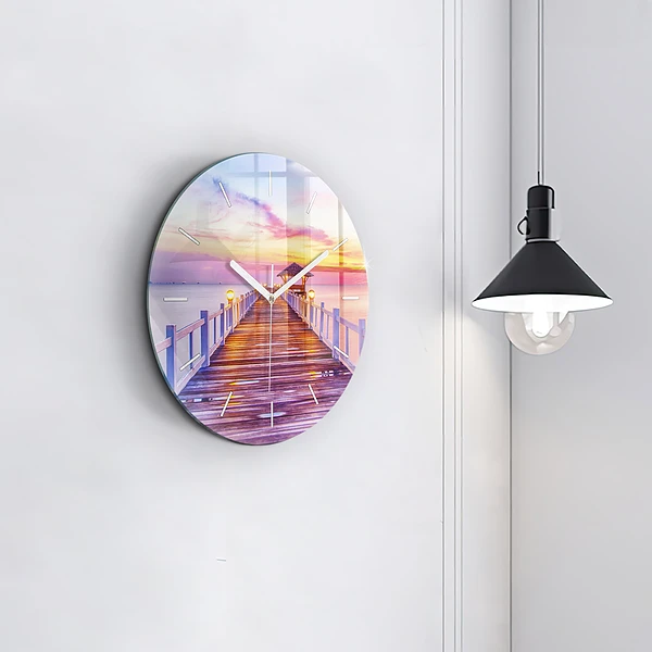 Wanduhr glas rund Brücke im Hafen am Abend