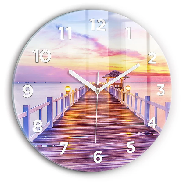 Wanduhr glas rund Brücke im Hafen am Abend