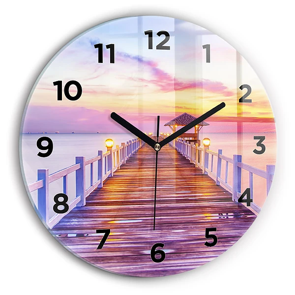 Wanduhr glas rund Brücke im Hafen am Abend