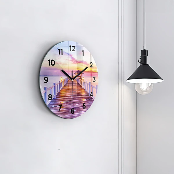 Wanduhr glas rund Brücke im Hafen am Abend