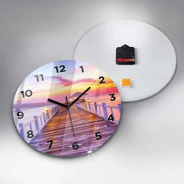 Wanduhr glas rund Brücke im Hafen am Abend