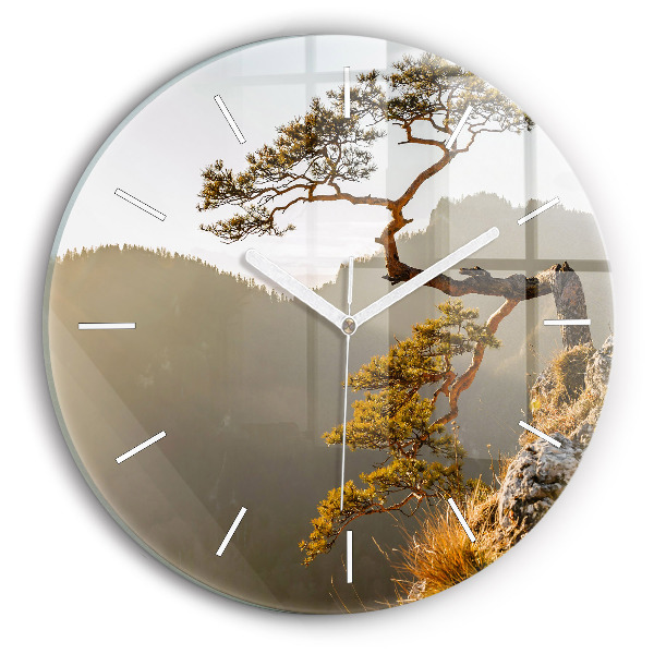 Wanduhr glas rund Baum in den Bergen
