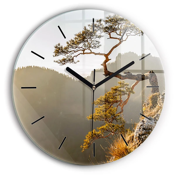 Wanduhr glas rund Baum in den Bergen