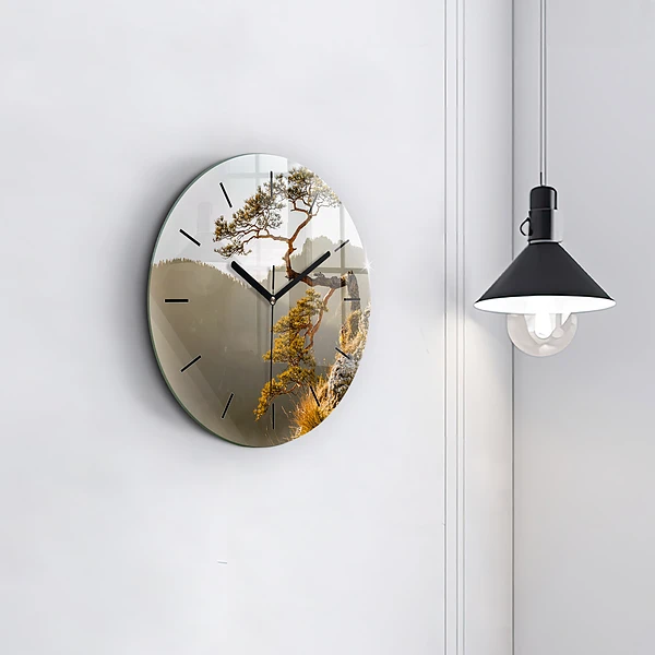 Wanduhr glas rund Baum in den Bergen