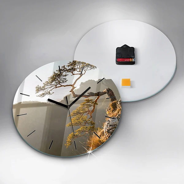 Wanduhr glas rund Baum in den Bergen