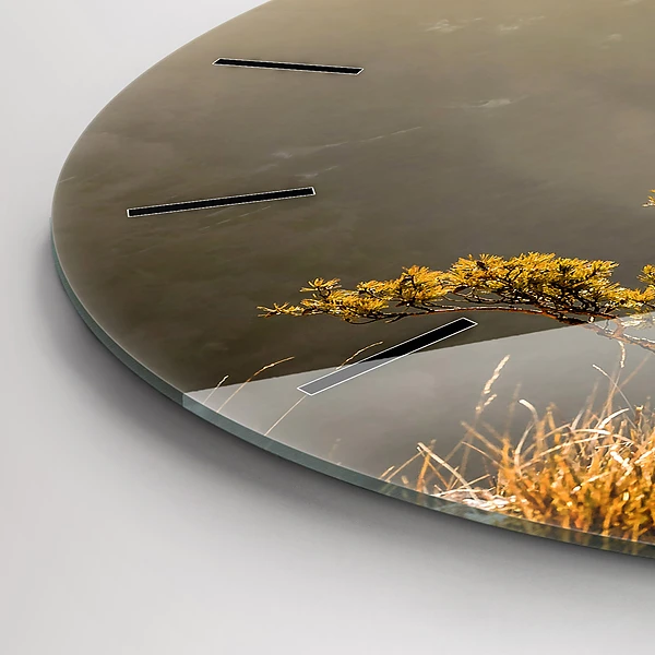 Wanduhr glas rund Baum in den Bergen