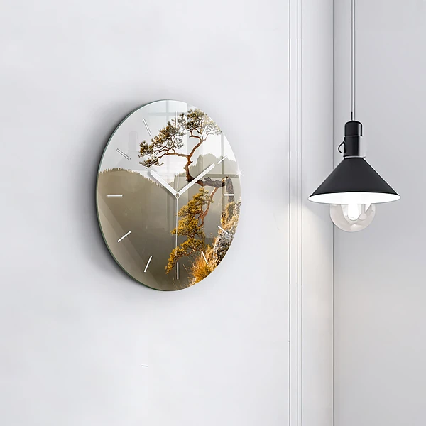 Wanduhr glas rund Baum in den Bergen