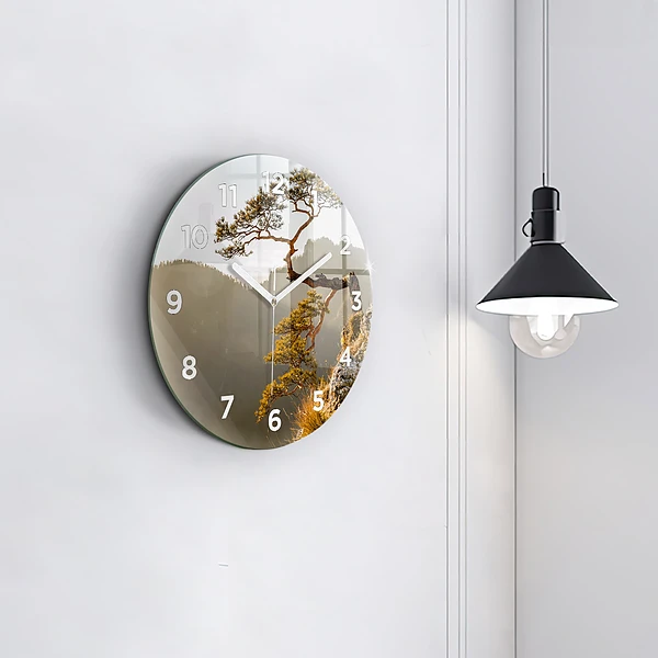 Wanduhr glas rund Baum in den Bergen