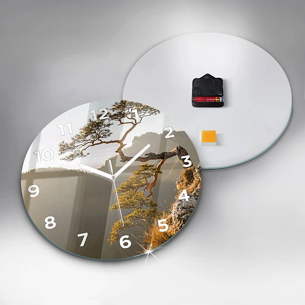 Wanduhr glas rund Baum in den Bergen