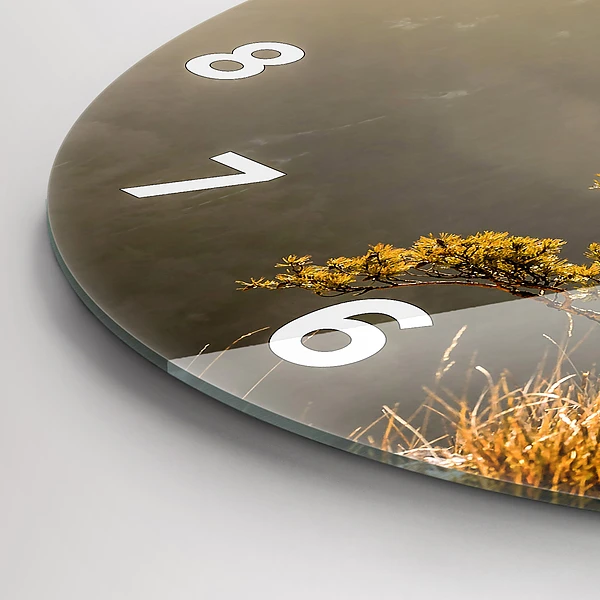 Wanduhr glas rund Baum in den Bergen