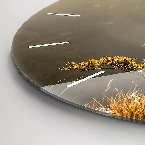 Wanduhr glas rund Baum in den Bergen