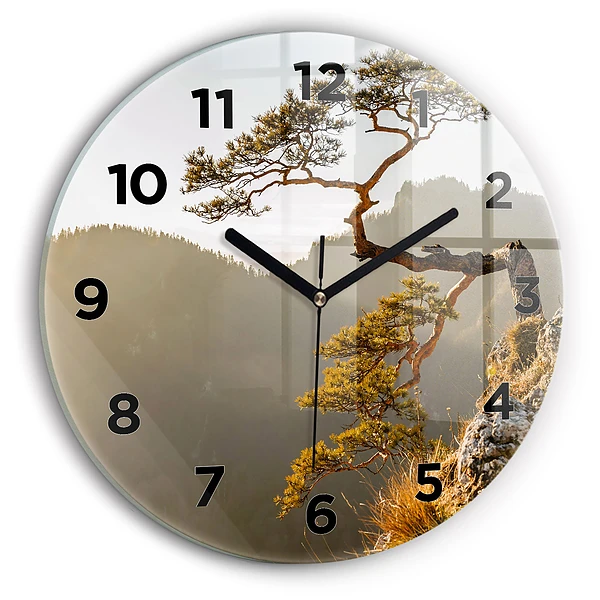 Wanduhr glas rund Baum in den Bergen