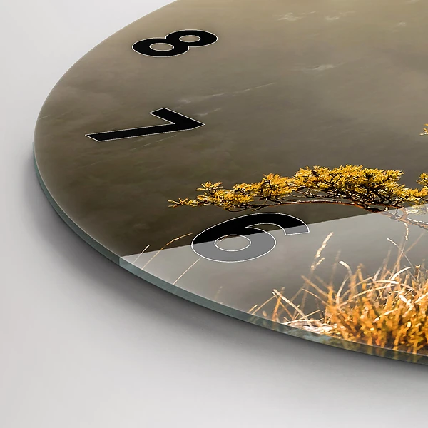 Wanduhr glas rund Baum in den Bergen