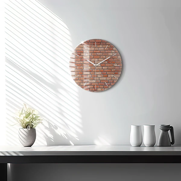 Wanduhr rund Backsteinmauer