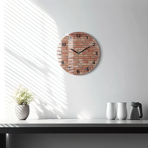 Wanduhr rund Backsteinmauer