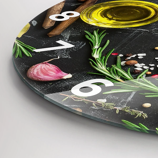Wanduhr rund mit motiv Gewürze auf der Tischplatte