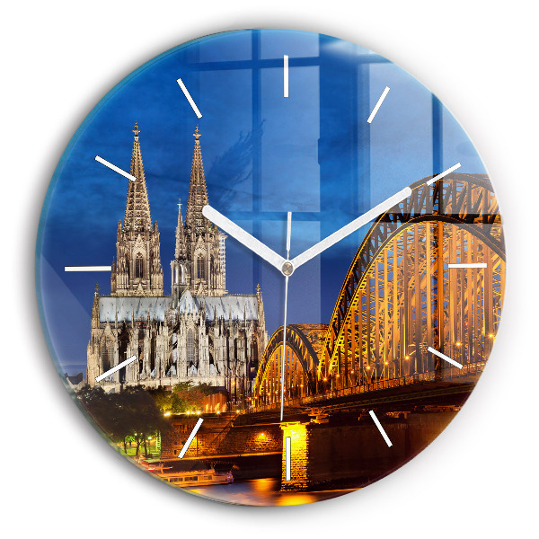 Wanduhr rund Brücke in Deutschland