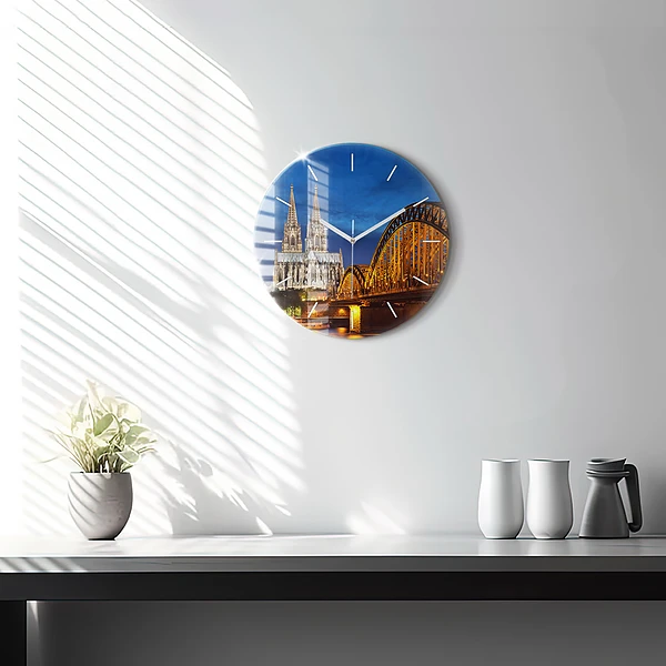 Wanduhr rund Brücke in Deutschland