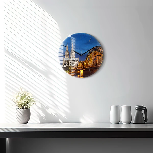 Wanduhr rund Brücke in Deutschland