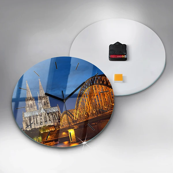 Wanduhr rund Brücke in Deutschland