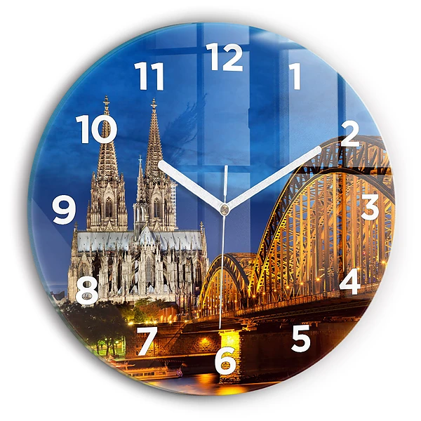 Wanduhr rund Brücke in Deutschland