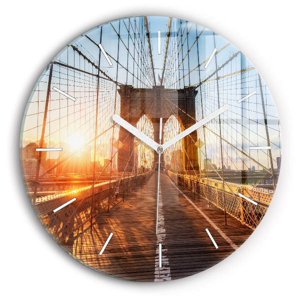 Wanduhr rund Brooklyn-Brücke NYC